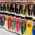 Foto del proveedor con packs de cabello preestirado para trenzas en varios colores y longitudes.