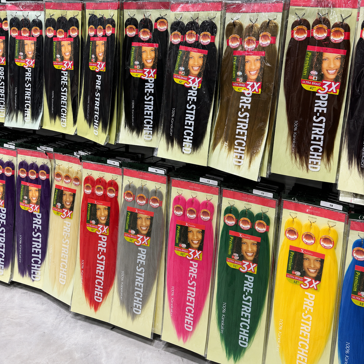 Foto del proveedor con packs de cabello preestirado para trenzas en varios colores y longitudes.