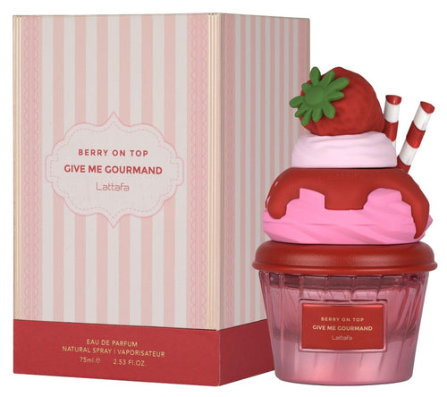Frasco rosa con tapón decorado con una fresa y pajitas, junto a su caja, de Berry on Top Give Me Gourmand Eau de Parfum de Lattafa, 75 ml.